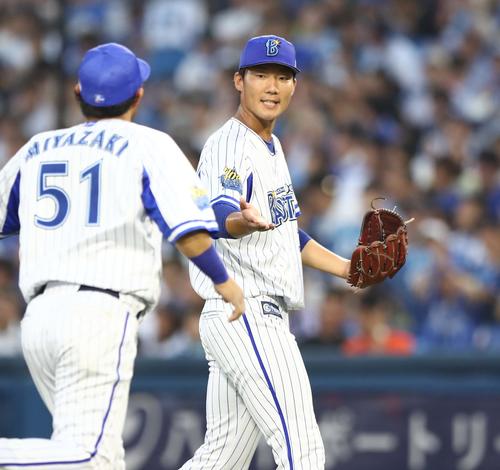 DeNA対日本ハム　4回表日本ハム1死一塁、渡辺を三ゴロ併殺にとり宮崎とタッチする飯塚（撮影・黒川智章）