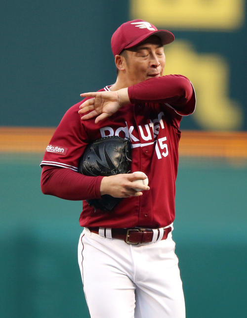 楽天先発の美馬学は苦しい表情を見せる（撮影・上山淳一）