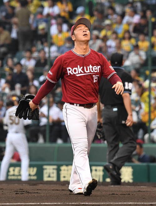 初回に3失点を喫し、天を仰ぐ美馬（撮影・奥田泰也）
