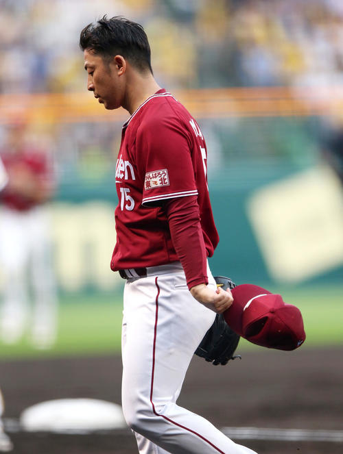 初回に3失点を喫した美馬学は帽子を取ってベンチに引き揚げる（撮影・上山淳一）
