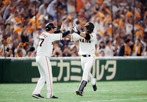 巨人対オリックス　7回裏巨人1死一塁、2点本塁打を放ち、元木コーチ（左）とタッチを交わす中島（撮影・狩俣裕三）