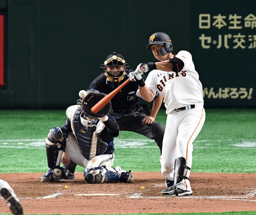 巨人対オリックス　7回裏巨人1死一塁、右越えに今季1号の同点2点本塁打を放つ代打中島（撮影・たえ見朱実）
