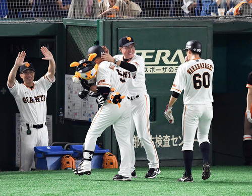 巨人対オリックス　7回裏巨人1死一塁、同点2点本塁打を放った代打中島宏之を迎える原辰徳監督（撮影・たえ見朱実）
