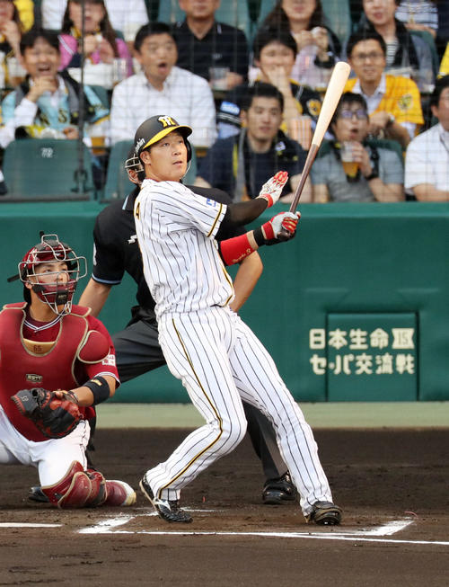1回裏阪神1死一、二塁、先制の左越え3点本塁打を放つ大山（撮影・前田充）