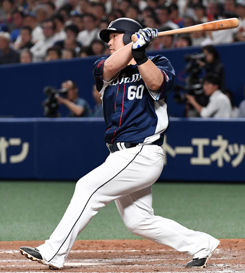 9回表西武1死満塁、中村は中前2点適時打を放つ（撮影・前岡正明）