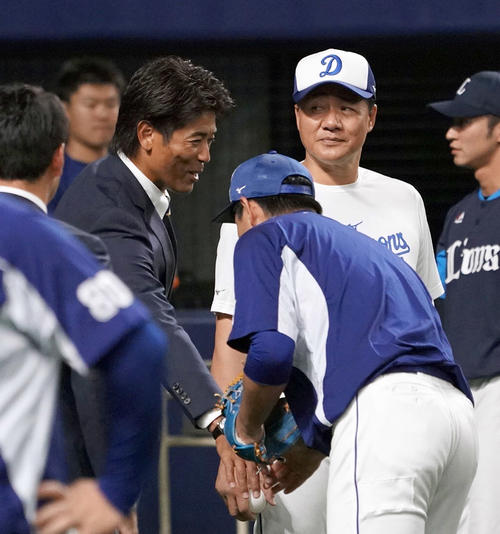 試合前、高橋周平と握手を交わす日本代表・稲葉篤紀監督（撮影・森本幸一）