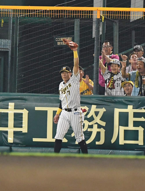 阪神対楽天　8回表楽天無死、辰己の飛球をフェンス際、ジャンプし好捕する糸井（撮影・奥田泰也）