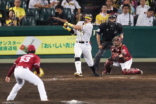 9回裏阪神1死二塁、右前打を放つ糸井（撮影・前田充）
