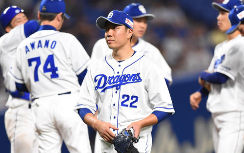 中日対西武　9回途中、降板する大野雄（撮影・森本幸一）