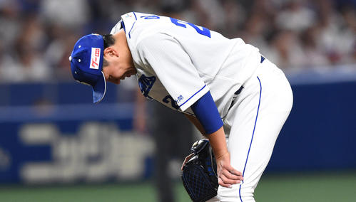 中日対西武　7回表西武2死三塁、中村に2点本塁打を浴び肩を落とす大野雄（撮影・森本幸一）