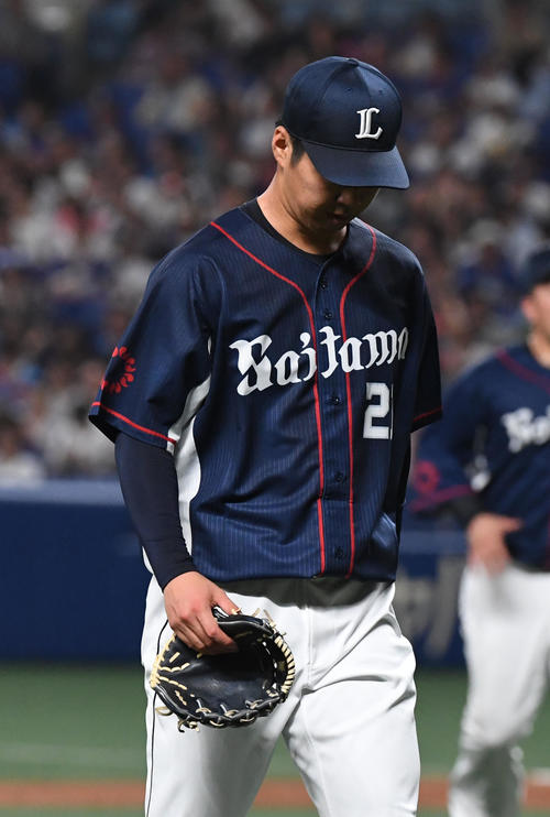 中日対西武　4回、中日に2点目を許しがっくりとベンチに戻る十亀（撮影・前岡正明）