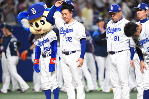 中日対西武　試合終了、スタンドの観客に挨拶をする与田剛監督（撮影・森本幸一）