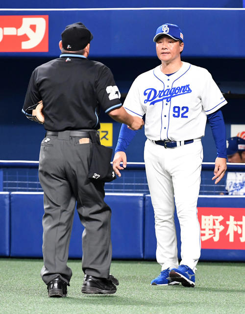 中日対西武　9回表西武1死一、三塁、大野雄の交代を告げる与田監督（撮影・前岡正明）