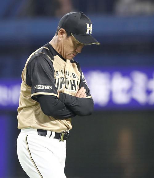 DeNA対日本ハム　5回裏、渋い表情で投手交代を告げる栗山監督（撮影・黒川智章）