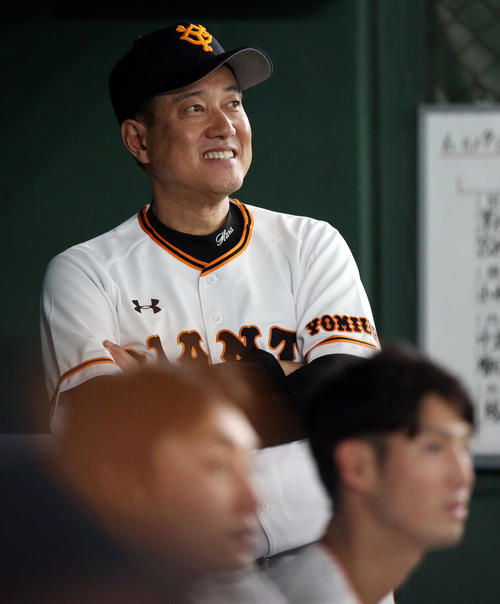 巨人対オリックス　試合前、ベンチで笑顔を見せる原監督（撮影・狩俣裕三）