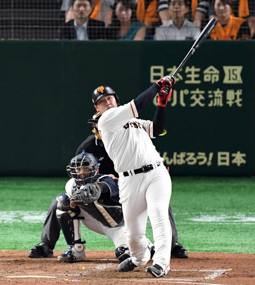 巨人対オリックス　4回裏巨人1死、中越えに14号ソロ本塁打を放つ岡本（撮影・たえ見朱実）
