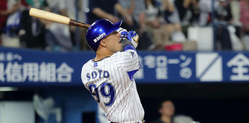 DeNA対日本ハム　5回裏DeNA2死一、二塁、ソトは中越え本塁打を放つ（撮影・鈴木正人）