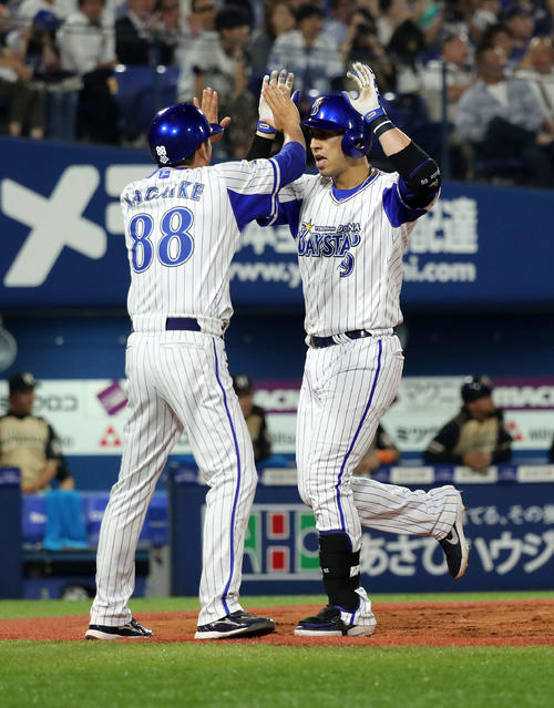 DeNA対日本ハム　5回裏DeNA2死一、二塁、ソト（右）は中越え本塁打を放ち、永池コーチとハイタッチ（撮影・鈴木正人）