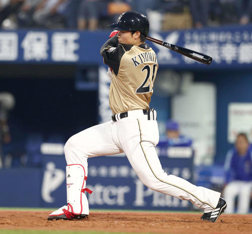 DeNA対日本ハム　5回表日本ハム1死一塁、右二塁打を放つ清宮（撮影・黒川智章）
