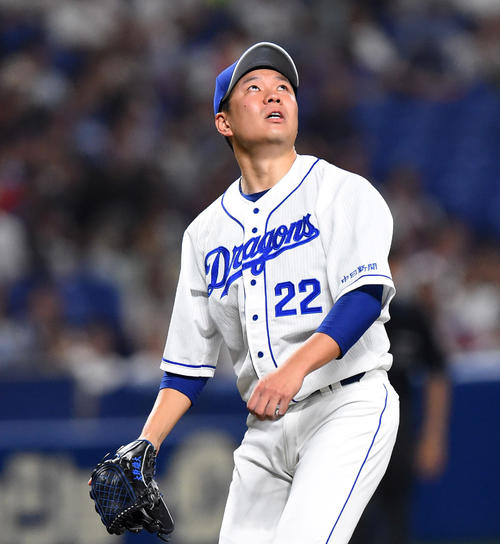 7回表西武2死二塁、中村剛也に2点本塁打を打たれた大野雄大（撮影・森本幸一）