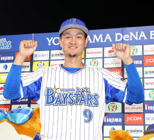 DeNA対日本ハム　お立ち台でガッツポーズするDeNA大和（撮影・鈴木正人）
