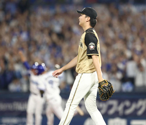 DeNA対日本ハム　9回裏DeNA1死二塁、大和（左奥）にサヨナラ打を浴びる石川直（撮影・黒川智章）