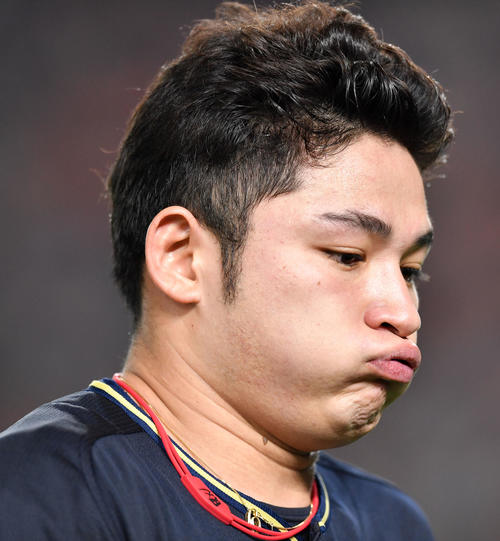 巨人対オリックス　7回裏途中、悔しそうな表情でマウンドを降りるオリックス榊原（撮影・横山健太）
