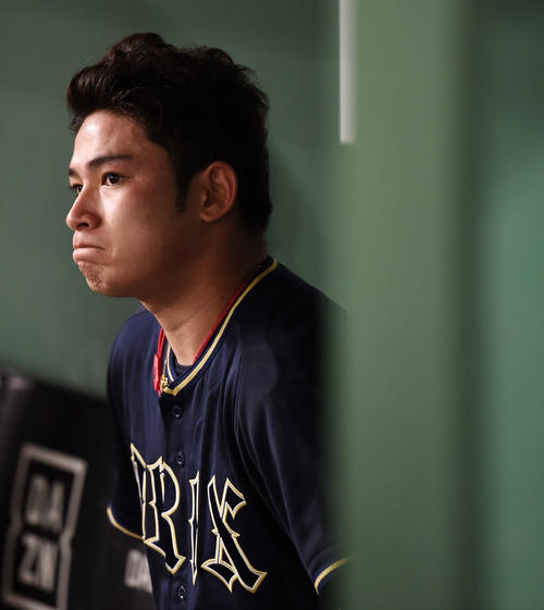 巨人対オリックス　7回裏途中でマウンドを降り、悔しそうな表情でスコアボードを見つめるオリックス榊原（撮影・横山健太）