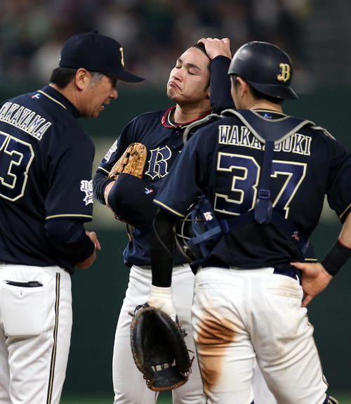 巨人対オリックス　7回裏巨人1死一塁、中島に2点本塁打を浴び、マウンドで涙目の榊原（撮影・狩俣裕三）