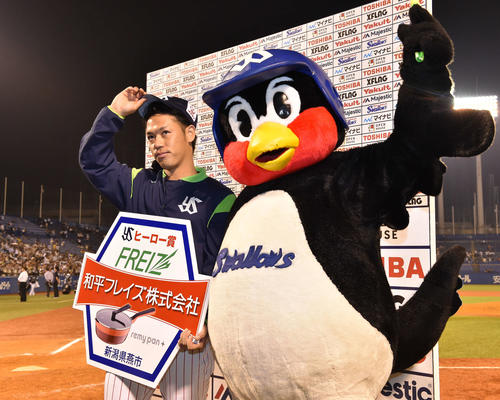 ヤクルト対ソフトバンク　勝利投手のヤクルト小川（左）はつば九郎と声援に応える（撮影・鈴木みどり）