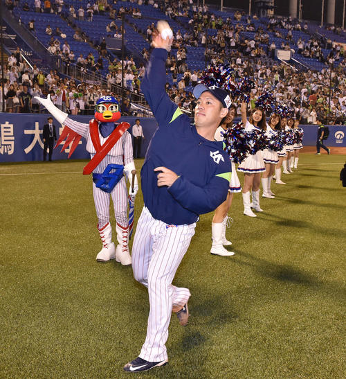 ヤクルト対ソフトバンク　勝利投手のヤクルト小川は客席にボールを投げ込む（撮影・鈴木みどり）