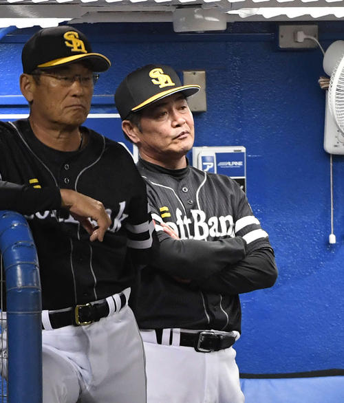 険しい表情で試合を見つめるソフトバンク工藤監督（右）（撮影・鈴木みどり）
