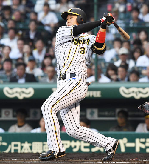 1回裏阪神1死一、二塁、大山悠輔は左越え3点本塁打を放つ（撮影・奥田泰也）