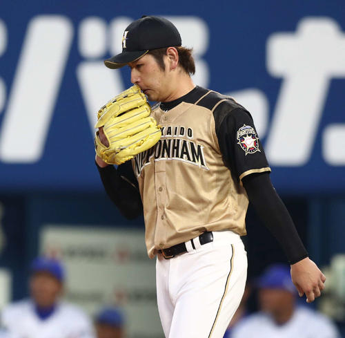 DeNA対日本ハム　4回裏、失点し渋い表情の加藤（撮影・黒川智章）