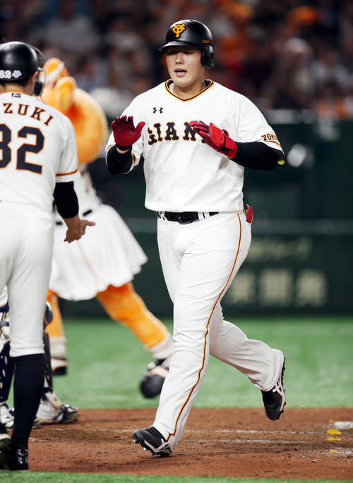 巨人対オリックス　4回裏巨人無死、ソロ本塁打を放つ岡本（撮影・狩俣裕三）