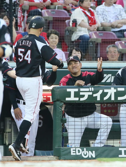 広島対ロッテ　6回表ロッテ2死、レアードは中越えにソロ本塁打を放ち井口監督の出迎えを受ける（撮影・栗木一考）