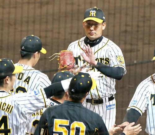 6回表を抑えた岩崎はベンチの出迎えにタッチ（撮影・上山淳一）