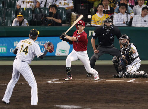 阪神対楽天　10回表楽天無死満塁、勝ち越しの中前適時打を放つ辰己。投手能見（撮影・前田充）