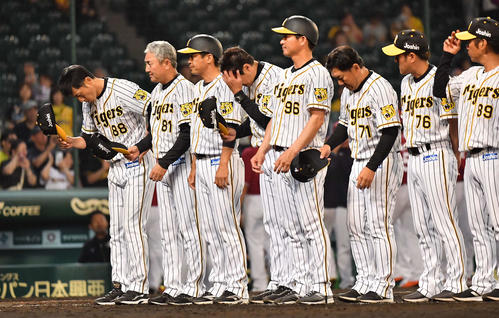 楽天に連敗しファンに頭を下げてあいさつする矢野監督（左）（撮影・上田博志）