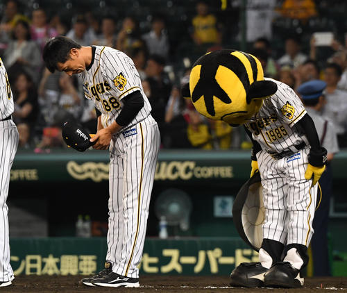 楽天に負けファンに頭を下げる矢野監督（撮影・奥田泰也）