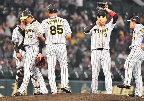楽天打線に打ち込まれ降板する能見（左）（撮影・上田博志）