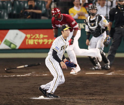 阪神対楽天　5回表楽天無死一、二塁、ブラッシュに同点となる左前適時打を浴びる青柳（撮影・前田充）