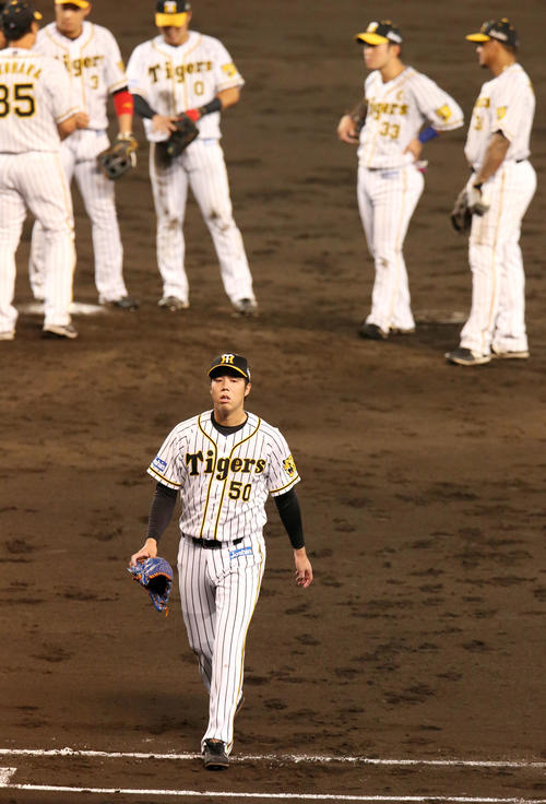 阪神対楽天　5回表楽天無死一、二塁、青柳晃洋（手前）はジャバリ・ブラッシュに左前適時打を打たれ降板する（撮影・上山淳一
