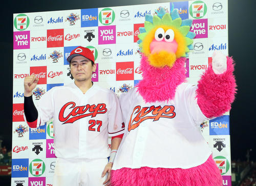 広島対ロッテ　お立ち台でポーズする会沢翼（撮影・栗木一考）