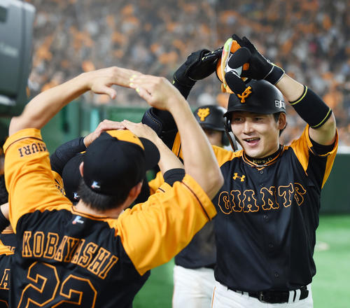 巨人対オリックス　6回裏巨人2死一塁、左越え2点本塁打を放ち笑顔でマルポーズをする丸（撮影・横山健太）