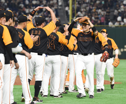 巨人対オリックス　オリックスに勝利し交流戦5カード連続勝ち越しを決め笑顔でマルポーズを決める巨人丸（右）（撮影・横山健太）