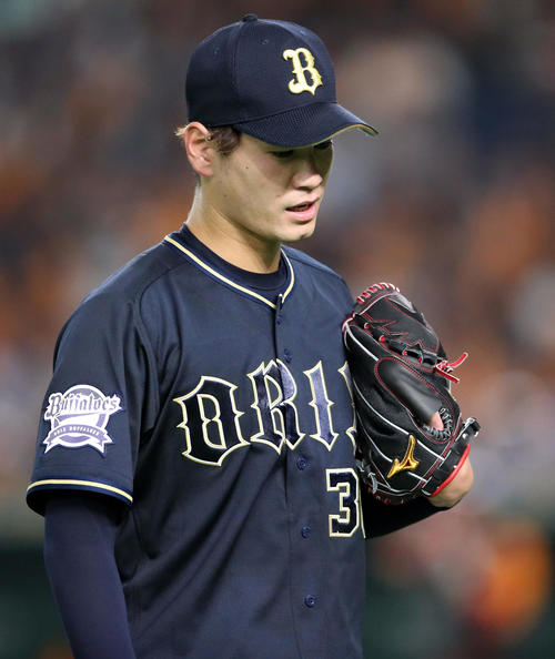 巨人対オリックス　6回裏を終え、悔しがるK－鈴木（撮影・狩俣裕三）