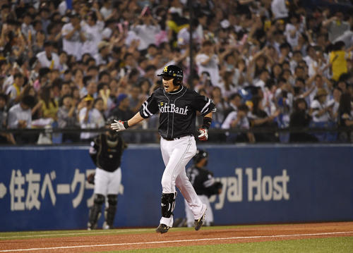 ヤクルト対ソフトバンク　6回表ソフトバンク1死一塁、左越え2点本塁打を放った内川は笑顔でダイヤモンドをまわる（撮影・鈴木みどり）