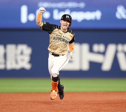 DeNA対日本ハム　7回表日本ハム無死、左越え本塁打を放ちガッツポーズの杉谷（撮影・黒川智章）