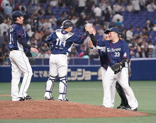 中日対西武　試合終了、中日に3連勝しナインとタッチを交わす山川穂高（撮影・森本幸一）